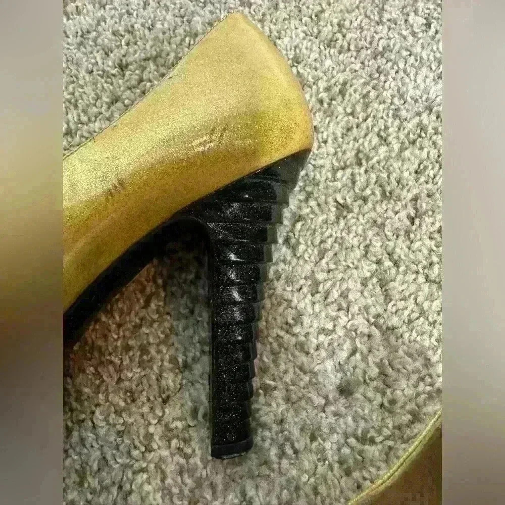 CHANEL Two-Tone Yellow and Black Heels - Picture 8 of 15